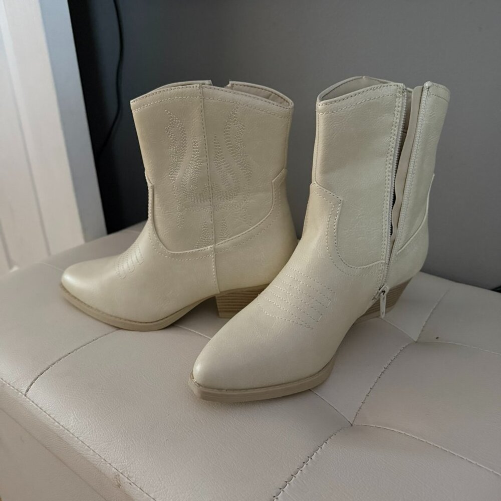 Sonoma Goods For Life Ivory Cowgirl Boots Size 5 1/2